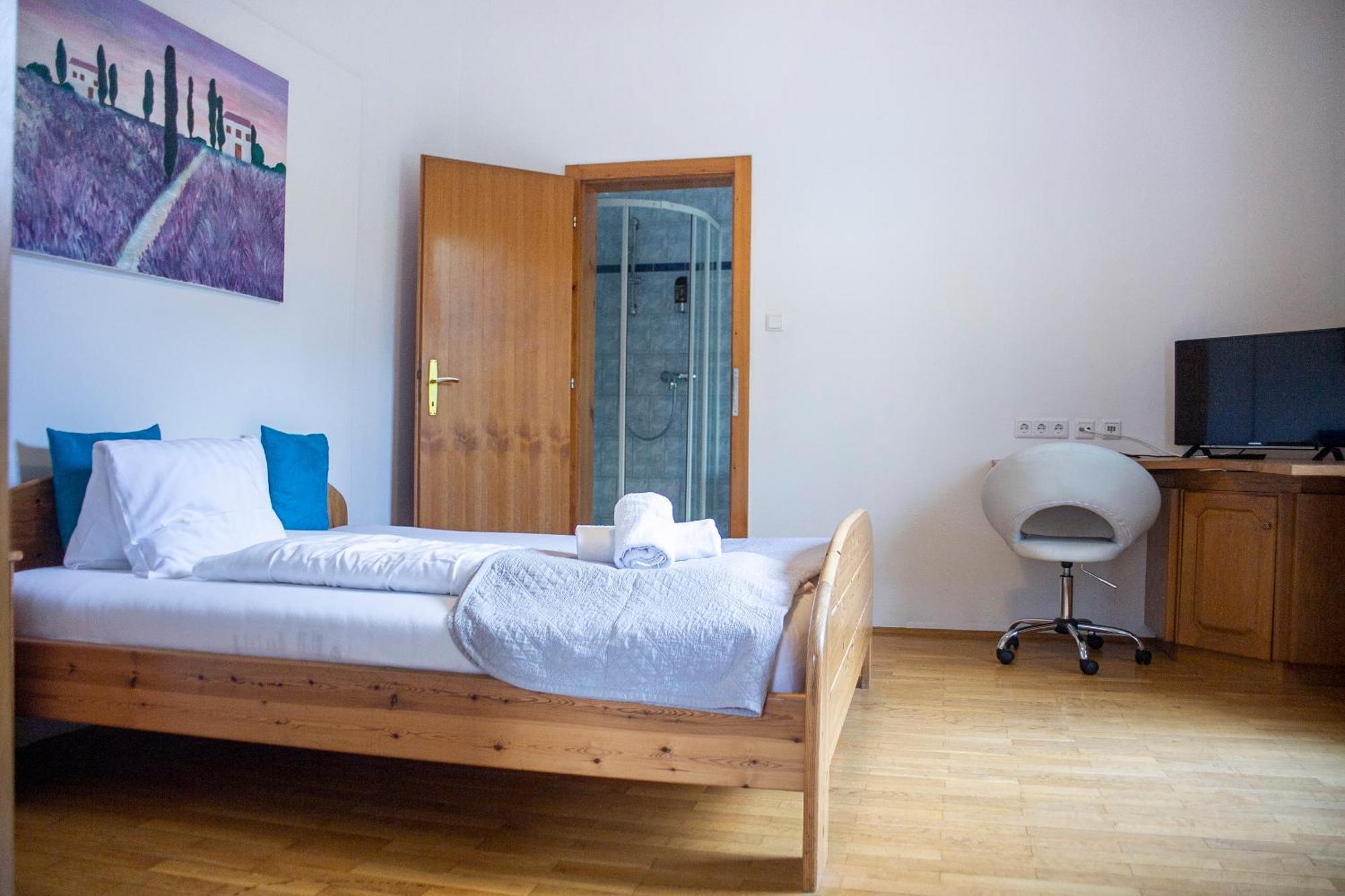 Trend Lokal-Rooms-Bar Frohnleiten Bagian luar foto